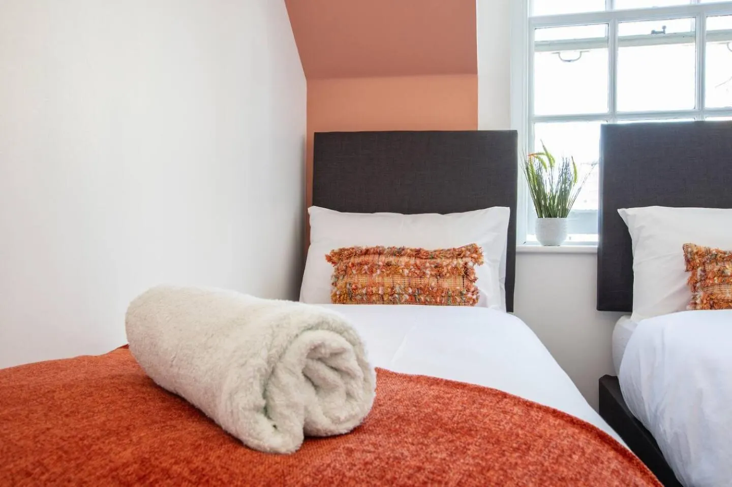 2 Bedroom Apartment In Bournemouth Town Centre, 5 Minutes Walk To The Beach, Sleeps Up To 6 0*,  United Kingdom