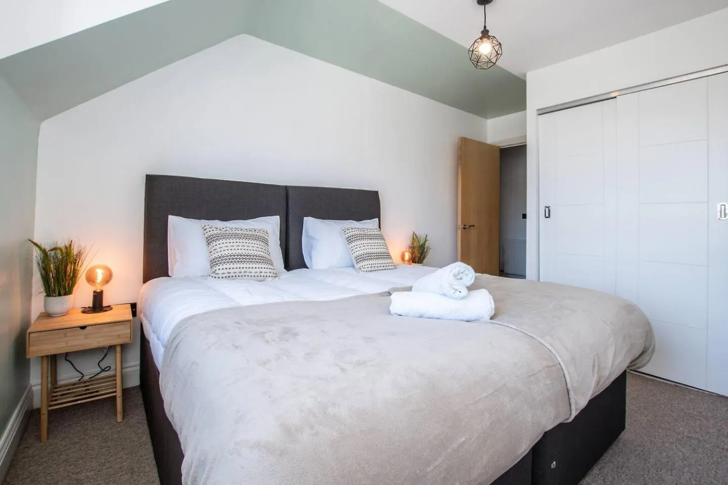 2 Bedroom Apartment In Bournemouth Town Centre, 5 Minutes Walk To The Beach, Sleeps Up To 6